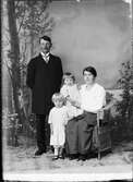 Ateljéporträtt - familjen Gustafsson från Häverö socken, Uppland 1921