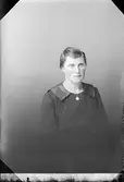Ateljéporträtt - Delia Norin från Sandika, Harg socken, Uppland 1921