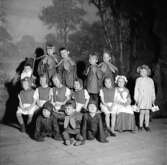 Barn från Östra Barnträdgården i Jönköping spelar teater, 