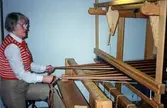 Emy Johansson arbetar hemma i sitt kök med väven till Kållereds Hembygdsdräkts sjal, Torrekulla 1980-tal. Relaterade motiv: A2911-A2917.