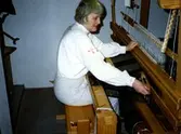 Emy Johansson arbetar hemma i sitt kök med väven till Kållereds Hembygdsdräkts sjal, Torrekulla 1980-tal. Relaterade motiv: A2911-A2917.