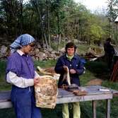 Linberedningskurs utanför Hembygdsgården Långåker 1:3, 1980-tal. Berit Thalenius (Labacka), och Helky Arndtsson (Heljered), deltar. 
Relaterade motiv: A2927, A2928.