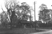 Tortuna prästgård, Västerås, med kyrkan i bakgrunden.