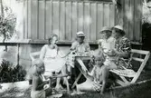 Fikastund hos familjen Pettersson på Gamlehagsvägen 17 i Torrekulla, år 1951. Från vänster: Rosa Pettersson (1912 - 1994), modern Nora Krantz (1879 - 1955), vännen Ottilia Pettersson (1882 - 1967) från Livered med dottern Evelyn (1912 - 2000). I framkant sitter systrarna Karin (född 1947) och Eva Pettersson (född 1944).