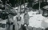 Tre påskklädda flickor står i ett snöklätt Torrekulla, år 1951. Från vänster: Britt-Marie Larsson, Eva Pettersson (född 1944) och Karin Pettersson (född 1947).