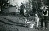 Systrarna Eva (född 1944) och Karin Pettersson (född 1947) hjälper pappa Bror 