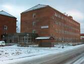 Kontorsbyggnad i rött tegel med fastighetsbeteckning Pottegården 2 och gatuadress Kråketorpsgatan 18 i Åbro industriområde i Mölndal. Fotografi taget den 17 februari 2011. Diarienummer: BN 1083/2019.
