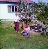 Sommarstuga med fastighetsbeteckning Gårda 2:45 och adress Varvsvägen 13 i Gårda, Lindome, i Mölndals kommun. Fotografiet är taget under slutet av 1960-talet. I trädgården ses Margit Johansson med svärdottern Monica.

Stugan uppfördes år 1944. Den införskaffades år 1965 av Harry och Margit Johansson som bodde på Eklandagatan 54c i Göteborg. Den tidigare ägaren hette Asp. Köpeskillingen var då
16 000 kr.

Byggnaden var en sommarstuga utan isolering, men var utrustad med både vedspis i köket
och öppen spis i stora rummet. Ett mindre sovrum fanns också samt ett utedass.

Vägen fram till stugan var en enda gyttjepöl på våren. Det bodde då tre permanentfamiljer på
området. Resten av tomterna bestod av sommarstugor.