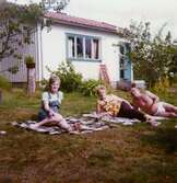 Sommarstuga med fastighetsbeteckning Gårda 2:45 och adress Varvsvägen 13 i Gårda, Lindome, i Mölndals kommun. Fotografiet är taget under slutet av 1960-talet. I trädgården ses Harry och Margit Johansson med svärdottern Monica.

Stugan uppfördes år 1944. Den införskaffades år 1965 av Harry och Margit Johansson som bodde på Eklandagatan 54c i Göteborg. Den tidigare ägaren hette Asp. Köpeskillingen var då
16 000 kr.

Byggnaden var en sommarstuga utan isolering, men var utrustad med både vedspis i köket
och öppen spis i stora rummet. Ett mindre sovrum fanns också samt ett utedass.

Vägen fram till stugan var en enda gyttjepöl på våren. Det bodde då tre permanentfamiljer på
området. Resten av tomterna bestod av sommarstugor.