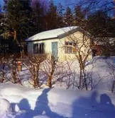 Sommarstuga med fastighetsbeteckning Gårda 2:45 och adress Varvsvägen 13 i Gårda, Lindome, i Mölndals kommun. Fotografiet är taget en vinter under slutet av 1960-talet.

Stugan uppfördes år 1944. Den införskaffades år 1965 av Harry och Margit Johansson som bodde på Eklandagatan 54c i Göteborg. Den tidigare ägaren hette Asp. Köpeskillingen var då
16 000 kr.

Byggnaden var en sommarstuga utan isolering, men var utrustad med både vedspis i köket
och öppen spis i stora rummet. Ett mindre sovrum fanns också samt ett utedass.

Vägen fram till stugan var en enda gyttjepöl på våren. Det bodde då tre permanentfamiljer på
området. Resten av tomterna bestod av sommarstugor.