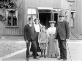 Postmästare Erik Moberg med familj. Den lille pojken är Carl Gustaf (Gösta) Moberg, senare forskningsresande. De övriga på bilden är troligen Agnes Charpentier samt barnen Carl Axel Erik Moberg och Emilia Signe Henriette.

Kvarter Färgaren.