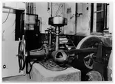 Bilden tagen innifrån en byggnad med turbin och generator i närheten av Nolhaga slott. Drevs troligen av vattenledningen från Kvarnsjön. Borttagen på 1960-talet.