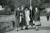 Fem uppklädda kvinnor står på Torrekullavägen (riksgränsen) i Torrekulla - gränsen mellan Mölndal (Fässberg) och Kållered, år 1953. De var sömmerskor från Bergströms Herrekipering i Göteborg och arbetskamrater till Bror Pettersson som har fotograferat. I bakgrunden ses Gamla Riksvägen. Till vänster ses Lilla Alvered 