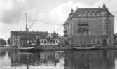 Vid Hamnkanalens mynning mot Munksjön låg Grönsakstorget. Det vita Kruckenbergska huset inrymde både saluhall och restaurang, först den så kallade Automaten och sedan från 1918 restaurang Munken. Till höger syns det stora Sparbankshuset från 1901. Vid kajen ligger båtar förtöjda, till vänster Viktor från Brandstorp, till höger Fridolf.