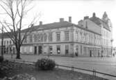 Hörnhuset vid Västra Storgatan 2 i kvarteret Gambrinus, Jönköping revs 1929. Här uppfördes det så kallade Sydbankshuset där Skånska banken fick sitt kontor.
