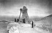 Några män vid hamnpiren i Jönköping där naturen har varit iskonstnär, troligen i januari 1929 då det drog in en kraftig storm. I bakgrunden syns ett vitklätt Bymarken.