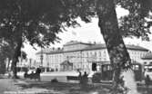 Från busshållplatsen på Hamnplan i Jönköping har man bra utsikt mot Stora hotellet, som öppnades år 1860. Efter att hotellets restaurangdel eldhärjats tillkom den nya hotellbyggnaden mot Norra Strandgatan, med invigning påskafton 1932.
