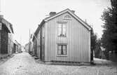 Eksjö har kvarter med gammal trähusbebyggelse. Denna bild är tagen mot söder strax söder om Lilla torget, där Nygatan och Färgargatan möts.