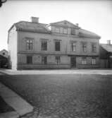 Casperssonska huset låg i kvarter Diplomaten vid Slottsgatan i Jönköping. Till höger har Wilhelm Enander sitt bokbinderi. Huset revs 1953 för att ge plats åt nybyggnation, bland annat Jönköpings läns museum.