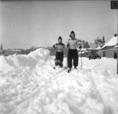 Två skidåkande barn på Södra Strandgatan i Jönköping. Kanske någon av 1940-talets snörika vintrar.