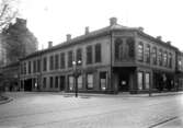 Kvarteret Graniten i korsningen Västra Storgatan - Kyrkogatan, Jönköping. Bror Engdahls bosättningmagasin har flyttat ut och fastigheten ska rivas. Det är i slutet av 1930-talet innan det nya huset byggs och apoteket Kronan flyttar in.