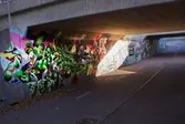 Tunnel med gång- och cykelbana i anslutning till Kållereds station. Målningar pryder tunnelns väggar. Fotografi taget den 6 oktober 2016.