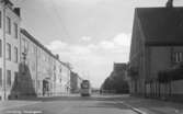 En spårvagn på Klostergatan på väg söderut mot Torpa i Jönköping. Till vänster ligger kvarteret Knapen och till höger Idas skola. Huset närmast är 