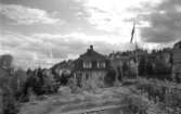 Denna villa i herrgårdsstil på Bäckalyckan i Jönköping, uppfördes 1915 och kallades Fridhäll. När Björlingson var här och fotograferade i början av 1920-talet ägdes fastigheten av överstelöjtnant C G Foolin och hans hustru Greta (född Spånberg) I bakgrunden Alphyddan.