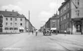 Klostergatan i Jönköping. Till höger ligger Linnéa Cigarr & Pappershandel och i huset Hemgården i kvarteret bakom finns Lindströms konditori. Huset byggdes år 1917 och året efter flyttade Lindströms in.