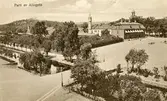 Vykort med motiv från Stora torget i Alingsås. Bilden är tagen från Sparbankshuset mot Rådhuset, tvärs över Lillån och Stora torget.