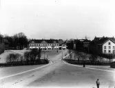 Stora torget med Rådhuset till vänster, fotografiet taget från Lilla torget. Ett antal personer rör sig över torgen.