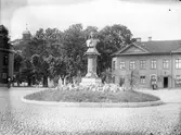 Byst av Jonas Alströmer på Stora torget i Alingsås. Bysten står på en kolonn av granit med den Alströmerska vapenskölden vid foten. Den är skapad av skulptör Aron Sandberg 1905 och tillverkad av Otto Meyers konstgjuteri i Stockholm. Bysten restes 1905 och bekostades genom en insamling bland alingsåsare, på initiativ av bland annat Claes Adelsköld.