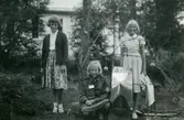 SMUs Scoutläger i Sjövik (Lerum) år 1956. Från vänster: Eva Pettersson (född 1944, gift Kempe), systern Karin (född 1947, gift Hansson) och Inger Svensson. Relaterade motiv: A2265 och A2273.