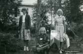 SMUs Scoutläger i Sjövik (Lerum) år 1956. Från vänster: Eva Pettersson (född 1944, gift Kempe), systern Karin (född 1947, gift Hansson) och Inger Svensson. Relaterade motiv: A2265 och A2273.
