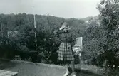 Alltid redo! SMU-scouten Karin Pettersson (född 1947, gift Hansson) gör honnör utanför hemmet på Gamlehagsvägen 17 i Torrekulla, år 1956.