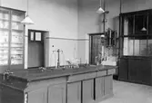 Jönköpings högre allmänna läroverk med interiör från en laboratoriesal.