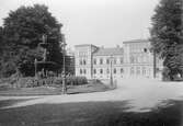 Rådhuset i Jönköping, tidigare Allmänna läroverket. Den 18 oktober 1913 invigdes det nya läroverkshuset och den gamla skolbyggnaden blev hädanefter Jönköpings rådhus.
