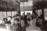 Kållered Missionsförsamlings syförening är på utflykt med Kålleredsbussarna, 1940 - 50-tal. Relaterade motiv: A2413 - A2414.