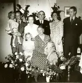 Nora Krantz (1879 - 1955) firar sin 70-årsdag tillsammans med familjen i Torrekulla år 1949. Från vänster: Östen Krantz (1910 - 1990) hållande dottern Stina, Rosa Pettersson (1912 - 1994, född Krantz), Carl Krantz (1880 - 1956), Edit Krantz (gift med Östen), Bror 