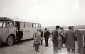 Kållered Missionsförsamlings syförening är på utflykt med Kålleredsbussarna, 1940 - 50-tal. Relaterade motiv: A2412, A2414.