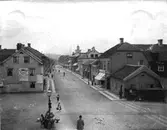 Östra Storgatan mot väster från Vedtorget. Den korsande gatan är Tullportsgatan, det låga huset till höger i korsningen är gamla Östra Tullstugan.