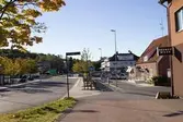 Kållereds centrum den 6 oktober 2016. Gamla Riksvägen i rktning söderut. Busshållplatser i anslutning till Kållereds station. Till höger ses närmast del av huset Gamla Riksvägen 42. Därefter följer nr 44, 48 A samt längst bort 48 B.