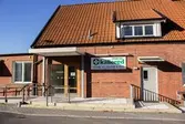Entré till huset Gamla Riksvägen 44 i Kållereds centrum den 6 oktober 2016. Byggnaden inrymmer vårdcentralen Nötkärnan Kållered.