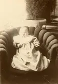 Porträtt av Karin Afzelius som bebis. På fotografiets baksida står 