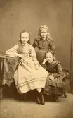 Systrarna Selma, Hilda och Anna Alström. Alla tre kom att arbeta på Alingsåstelefon, sedemera rikstelefon.
