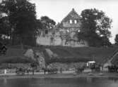 Visingsborgs slottsruin på Visingsö. Remmalag med sina hästar och vagnar står uppställda och väntar på Vätterstranden vid gamla hamnen.