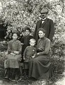 Familjen Scotte i Stretered år 1921. Johan Gustaf Johansson Scotte (född 1876 i Revesjö, Svenljunga, död 1949 i Kungsbacka), hustrun Klara Scotte (född Brodin 1875, död 1962 i Kungsbacka) med sina barn Gunborg* Elisabet (född 1911 i Agnetorp/Skaraborg, död 2002), Valborg Ingegerd* (född 1914 i Julita/Katrineholm, död 1981) och Gustaf Helmer* (född Gustaf Adolf/Borås 1918, död 2008 i Upplands Väsby). Paret Scotte gifte sig år 1908 och flyttade till Stretered 1924. Scotte var Stretered skolhems trädgårdsmästare och familjen bodde då i 