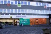 Affärsbyggnad vid det inre torget i Kållereds centrum den 6 oktober 2016. Från vänster ses Hagabäcksleden 11, 9, samt nr 7. Byggnaden inrymmer bland annat Sivedens blommor samt Kållereds bibliotek som har adress Hagabäcksleden 9.