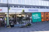 Affärsbyggnad vid det inre torget i Kållereds centrum den 6 oktober 2016. Från vänster ses Hagabäcksleden 11, 9, samt nr 7. Byggnaden inrymmer bland annat Sivedens blommor samt Kållereds bibliotek som har adress Hagabäcksleden 9.