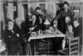 Påsk år 1933. Sällskap vid dukat bord